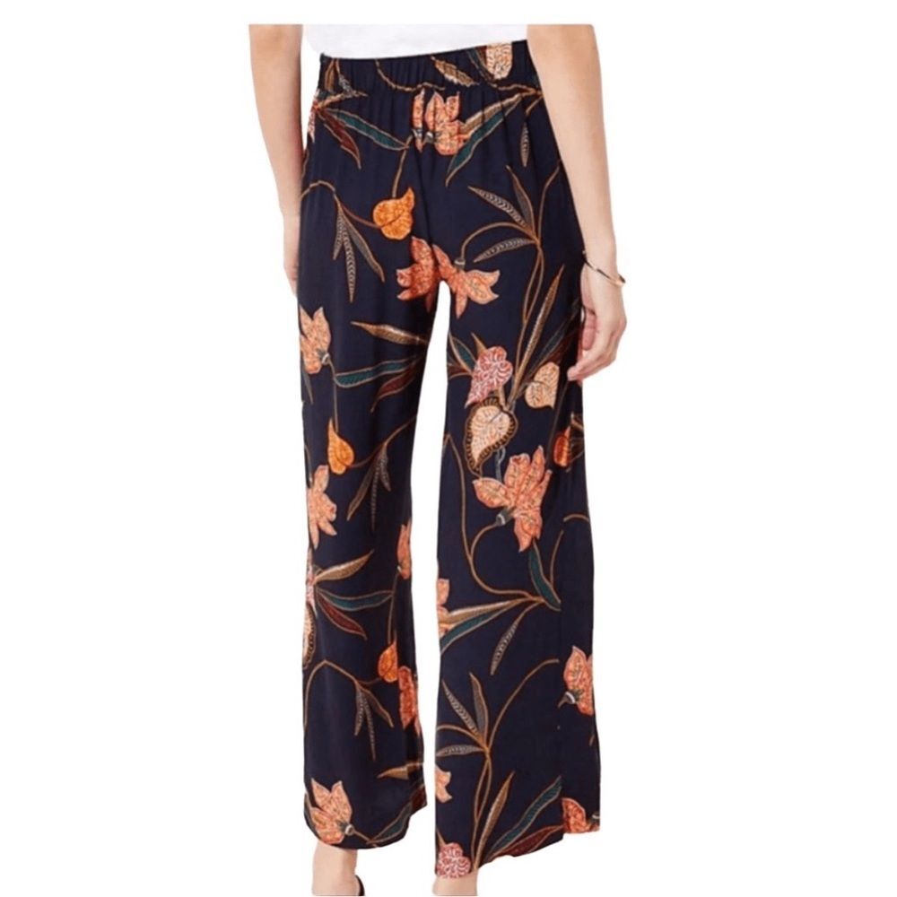 LOFT Cropped Floral Navy pocketed Pants size small EUC spring feminine
